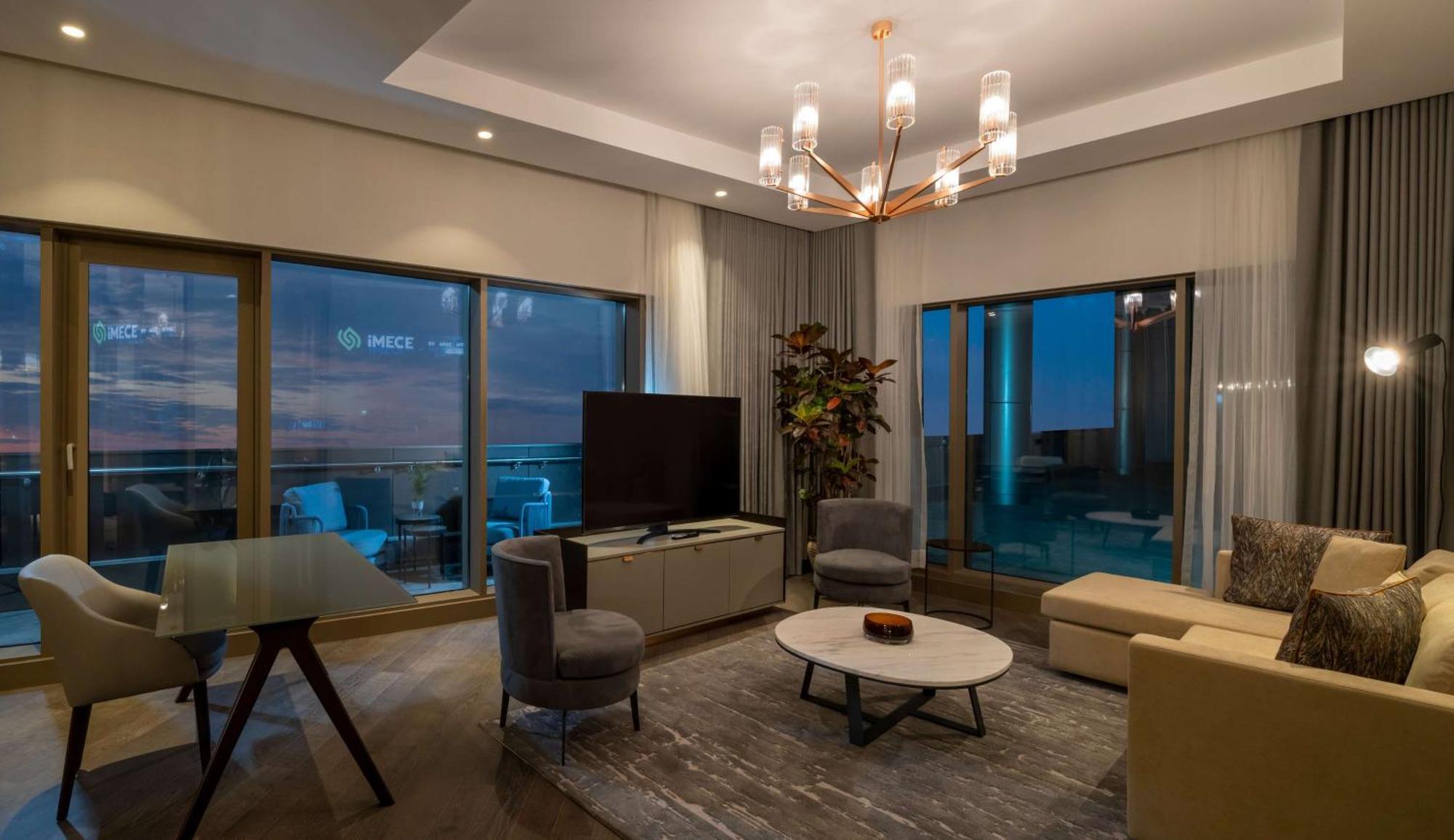 Hilton Mall Of Stambuł Zewnętrze zdjęcie A living room in a suite at the Ritz-Carlton, DIFC