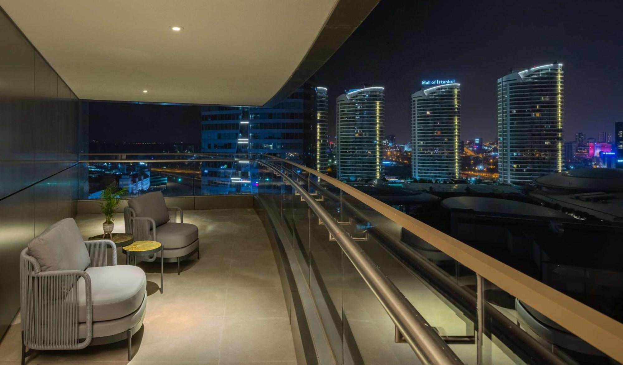 Hilton Mall Of Stambuł Zewnętrze zdjęcie View from the balcony of a suite at the Ritz-Carlton, DIFC